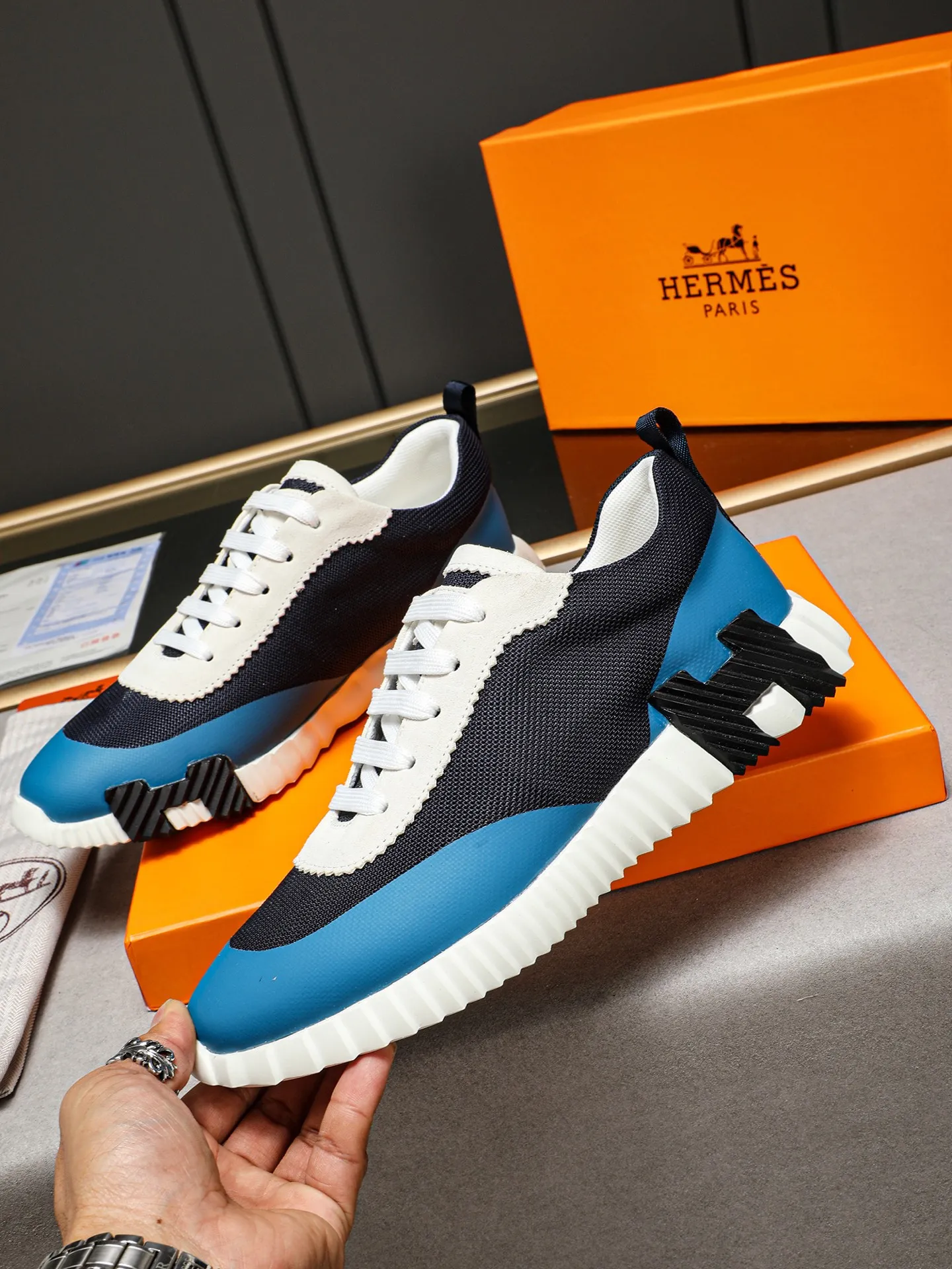 Men's shoes 💰460 [Hermes] fe new arrival~ New Bouncing sneakers Hermès are the most comfortable shoes, no one else⃣️, they are very light on the feet and look great, you will not feel tired when you go shopping and running around 👍 Very light and comfortable, extremely light, suitable for both sports and leisure, and feel great when you step on them! It’s up to you to choose, there’s always what you want~ ✔️Fabric: First layer frosted➕Imported glue➕Breathable mesh ✔️Inner lining: Imported mesh ✔️Outsole: Original outsole ✔️Size: Men’s 38-44 (45 custom-made)